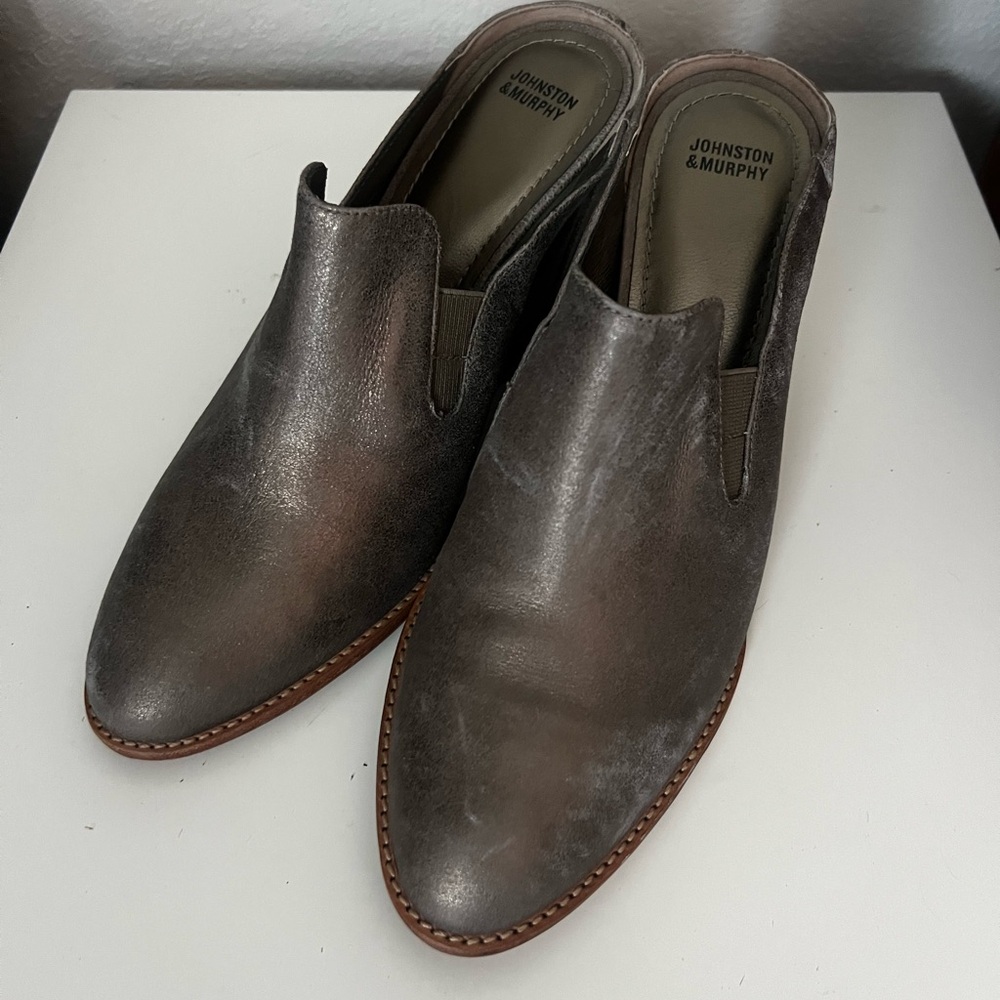 NEW Women’s metallic Johnston & Murphy Loafers Sleek Slip-On Design
